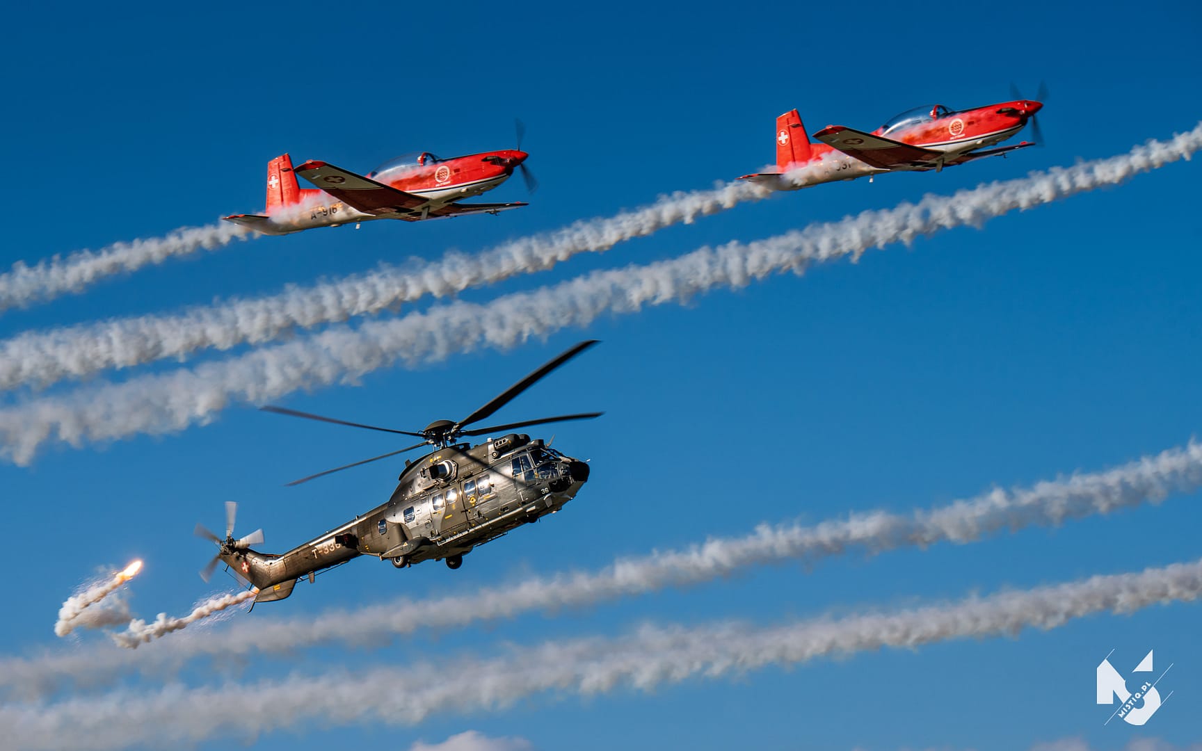 2024_06_22, Antidotum Airshow, PC-7 Team, Super Puma Display Team